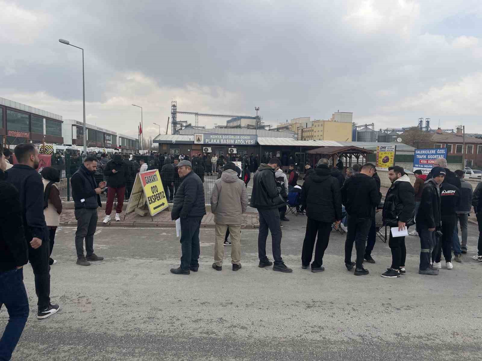 Konya’da plaka değiştirme kuyruğu
