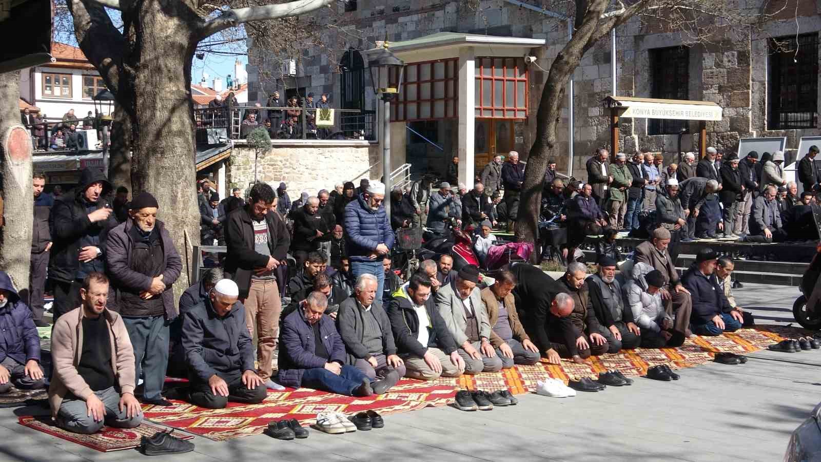 Konya’da Ramazan ayının ilk Cuma namazında camiler doldu taştı
