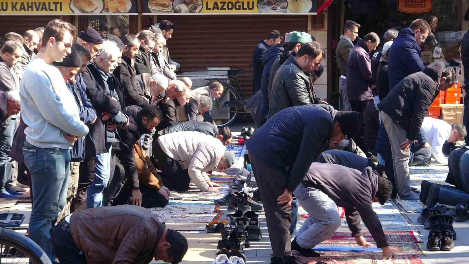 Konya’da Ramazan ayının ilk Cuma namazında camiler doldu taştı
