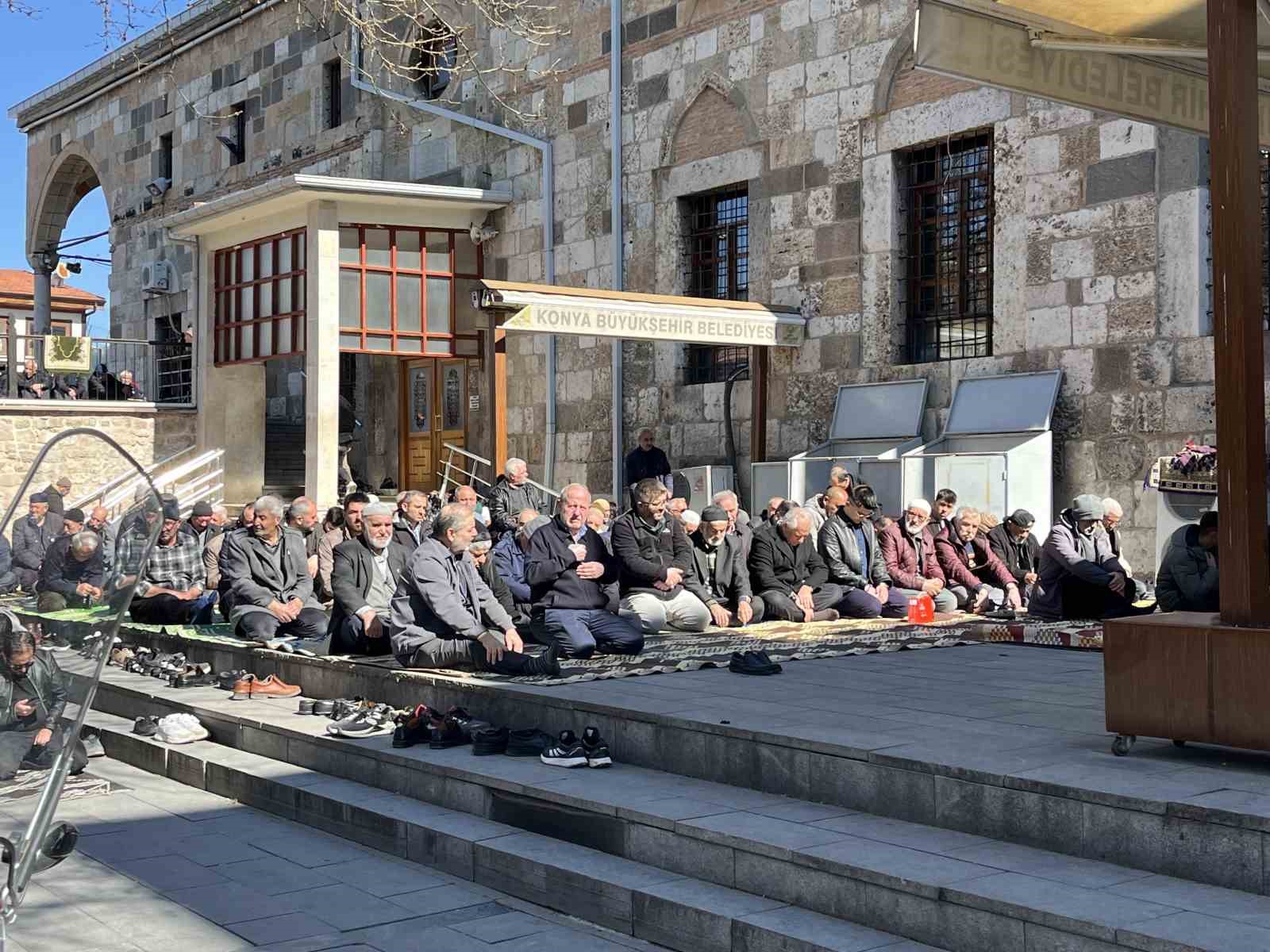 Konya’da Ramazan ayının ilk Cuma namazında camiler doldu taştı
