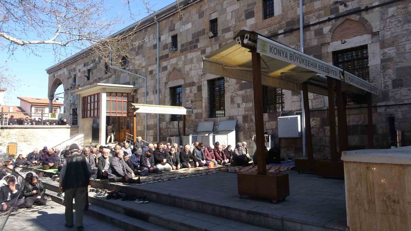 Konya’da Ramazan ayının ilk Cuma namazında camiler doldu taştı
