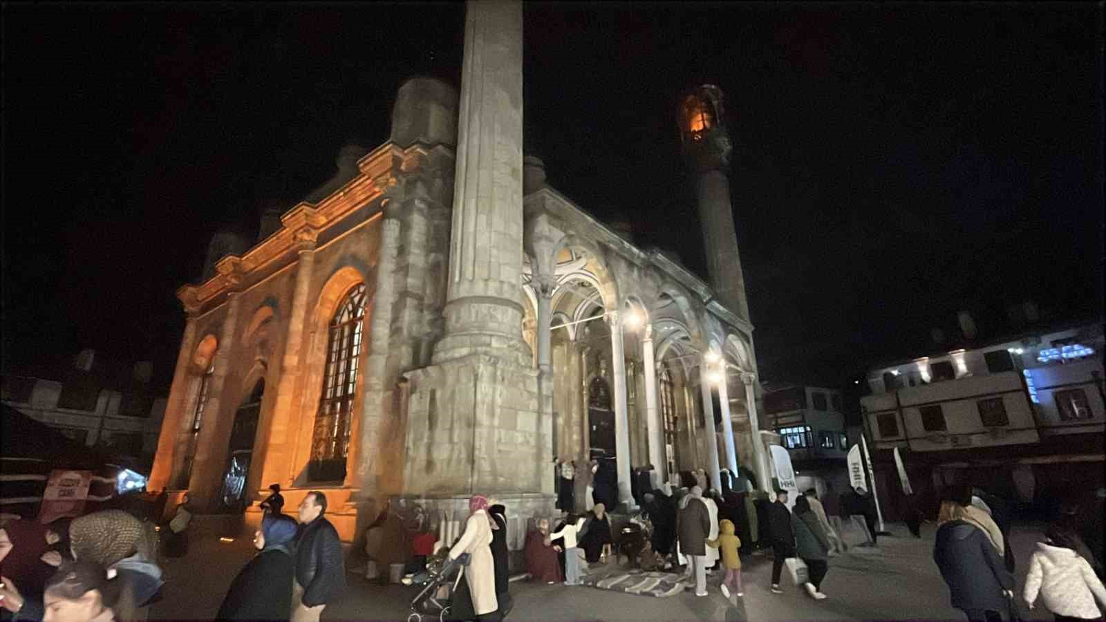 Konya’da Ramazan ayının son teravihinde camiler doldu
