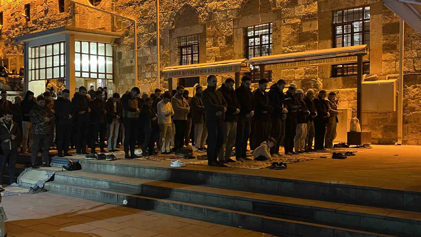Konya’da Ramazan ayının son teravihinde camiler doldu
