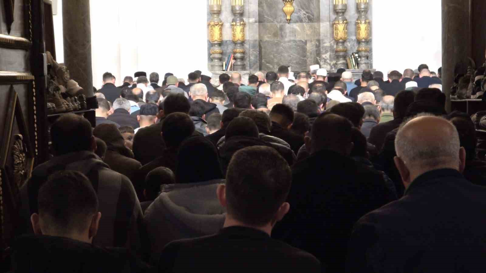 Konya’da Ramazan ayının son teravihinde camiler doldu
