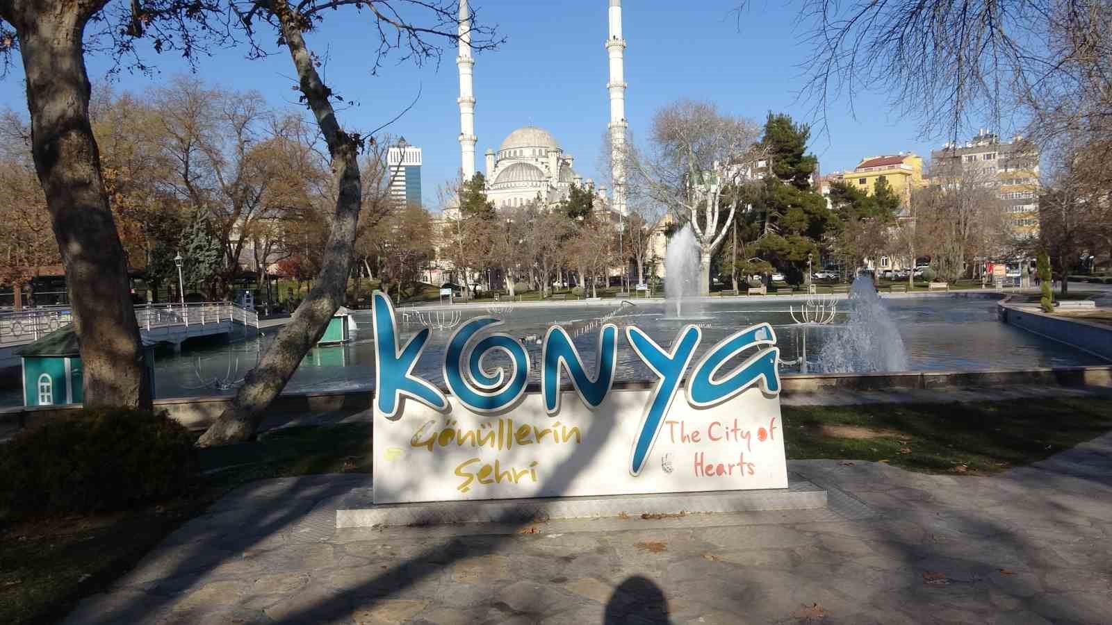 Konya’da soğuktan süs havuzları buz tuttu
