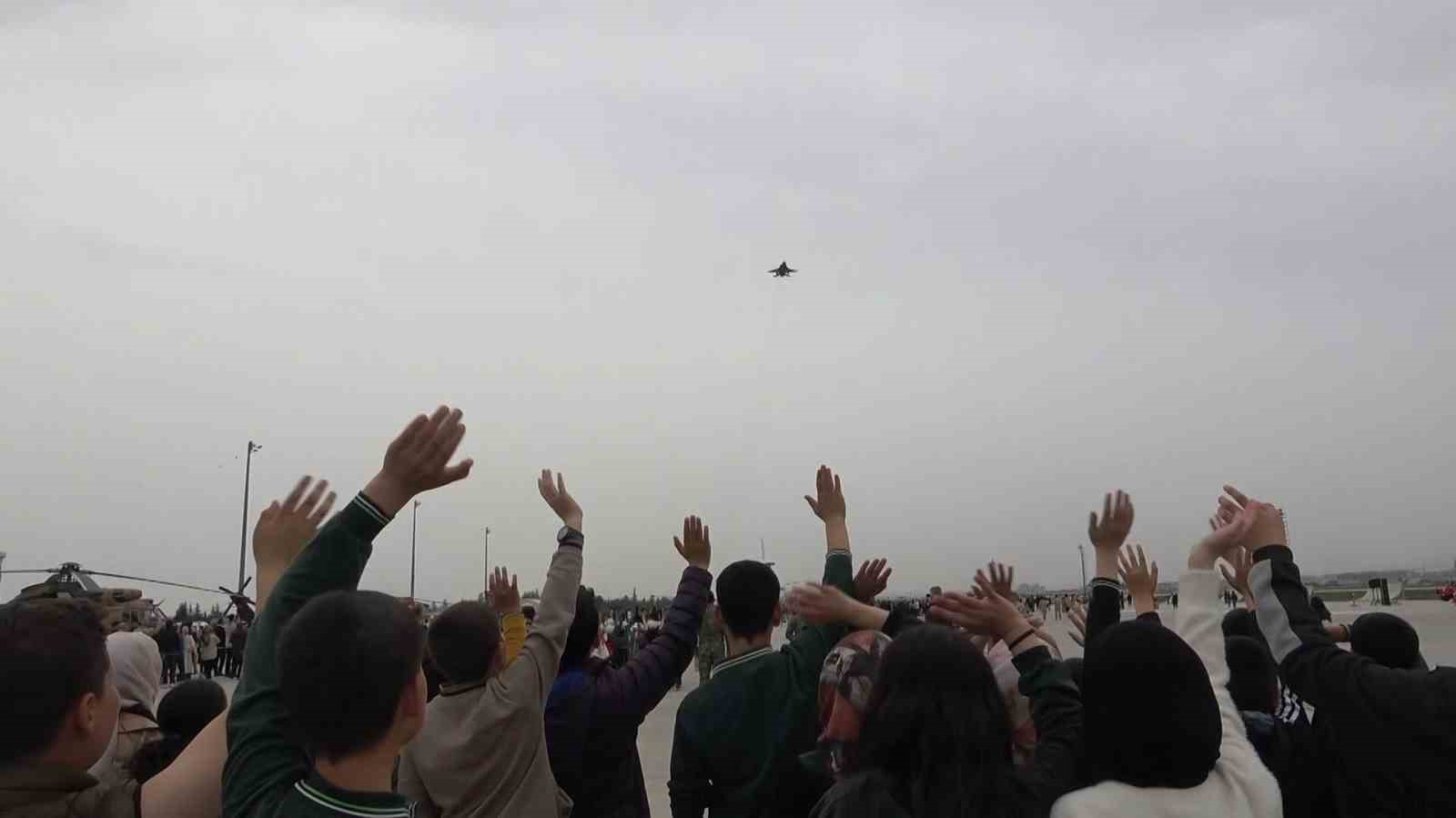 Konya’da SOLOTÜRK ve Türk Yıldızları’ndan öğrencilere 23 Nisan gösterisi
