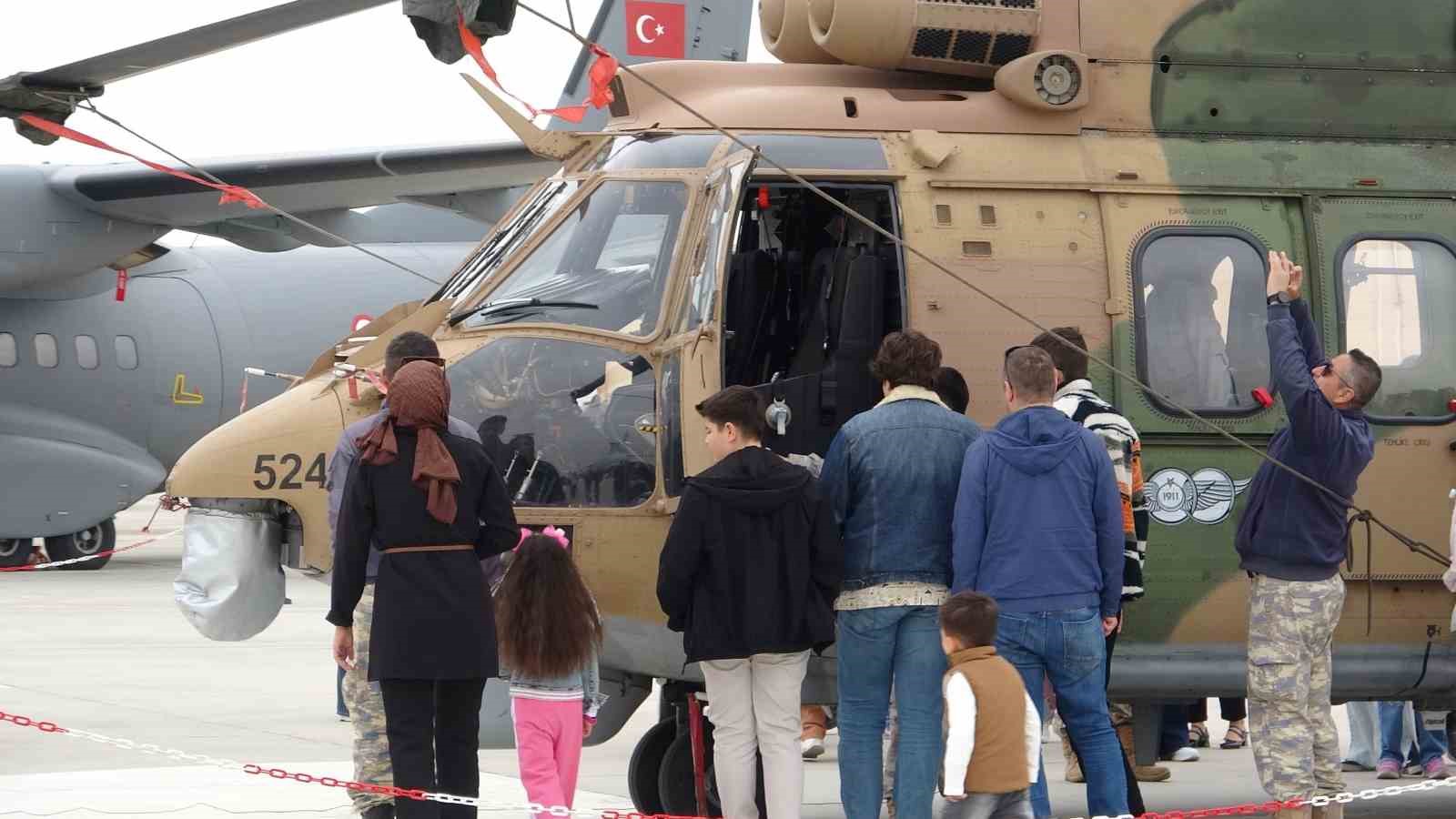 Konya’da SOLOTÜRK ve Türk Yıldızları’ndan öğrencilere 23 Nisan gösterisi
