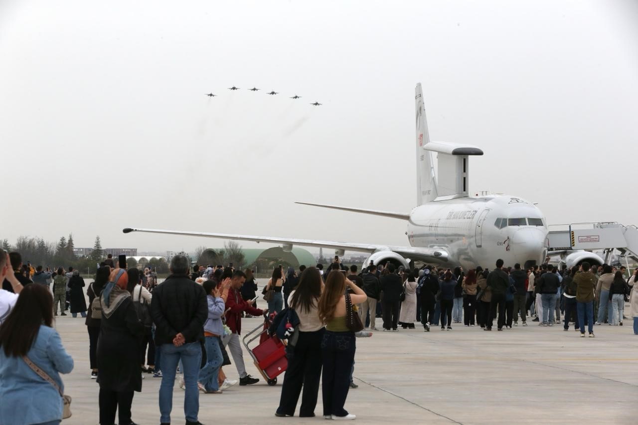 Konya’da SOLOTÜRK ve Türk Yıldızları’ndan öğrencilere 23 Nisan gösterisi
