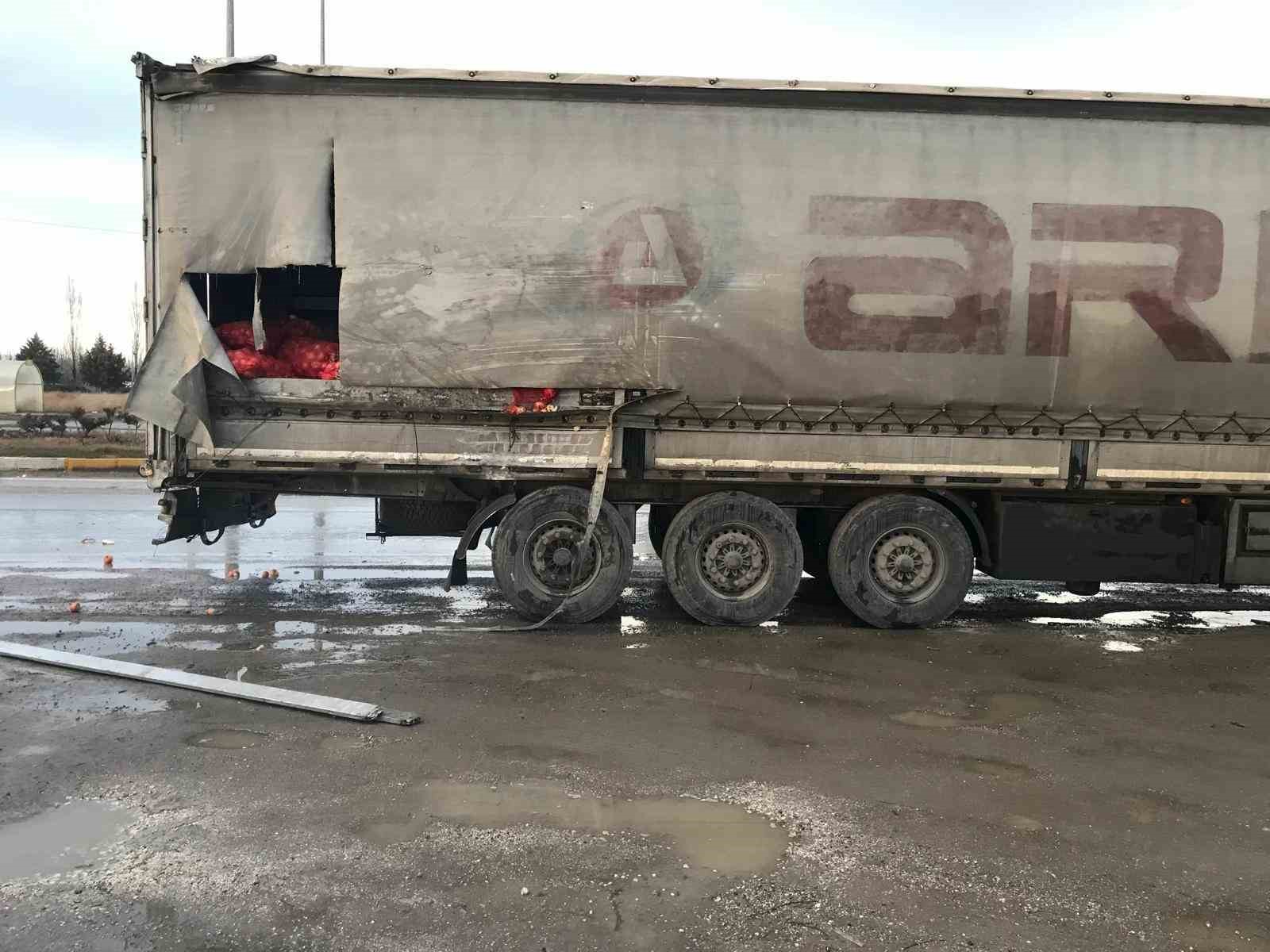 Konya’da tır ile kamyonet çarpıştı: 1 yaralı
