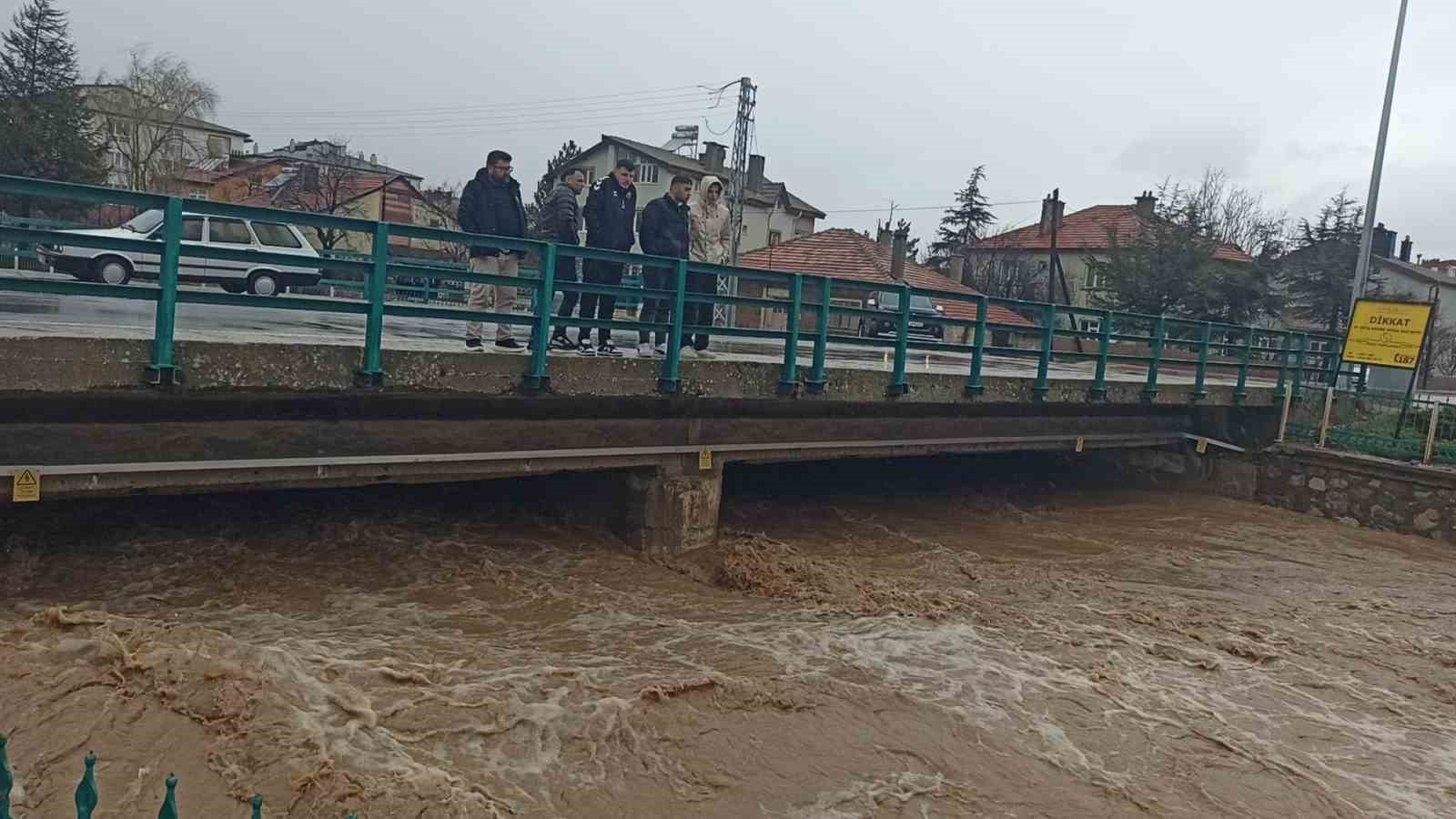 Konya’da yağış sonrası sel dereleri taşırdı
