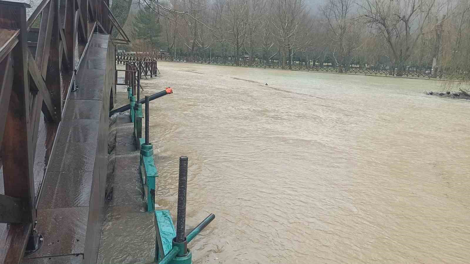 Konya’da yağış sonrası sel dereleri taşırdı
