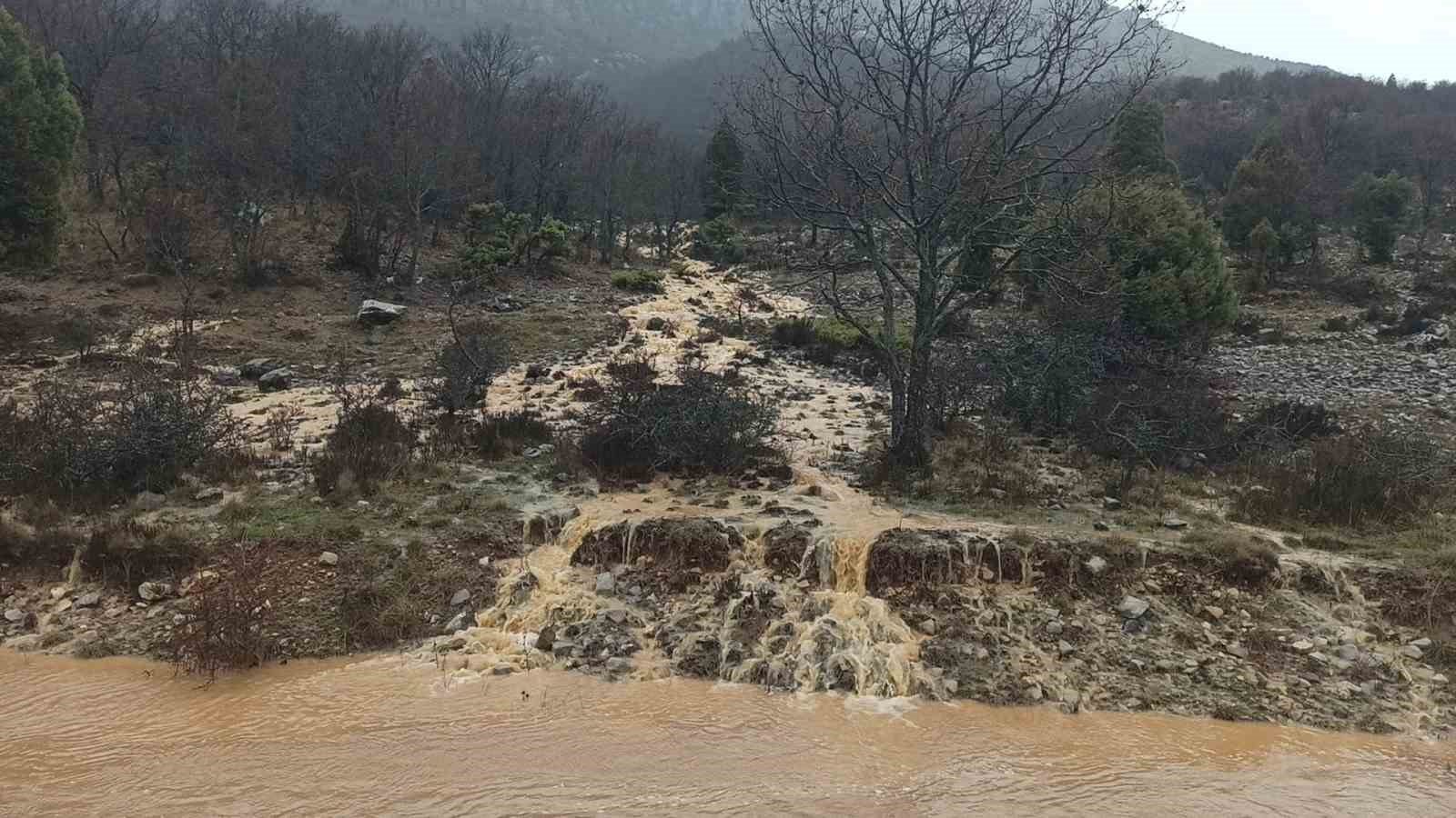 Konya’da yağış sonrası sel dereleri taşırdı
