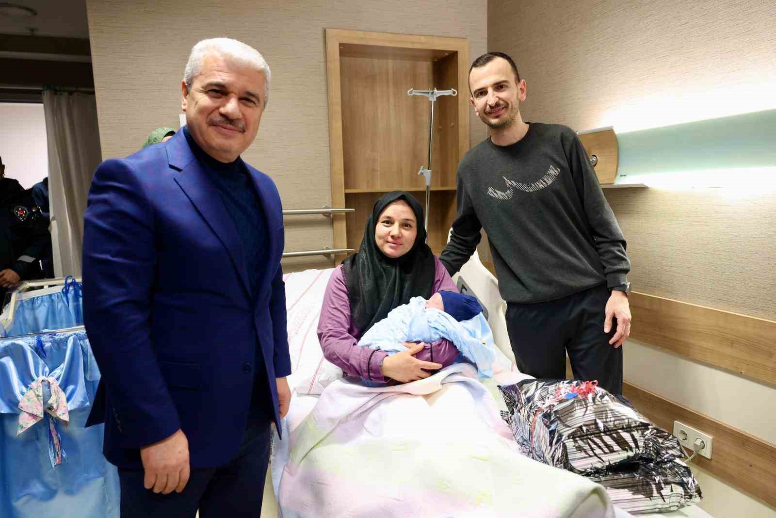 Konya’da yeni yılın ilk bebeği Alparslan bebek oldu
