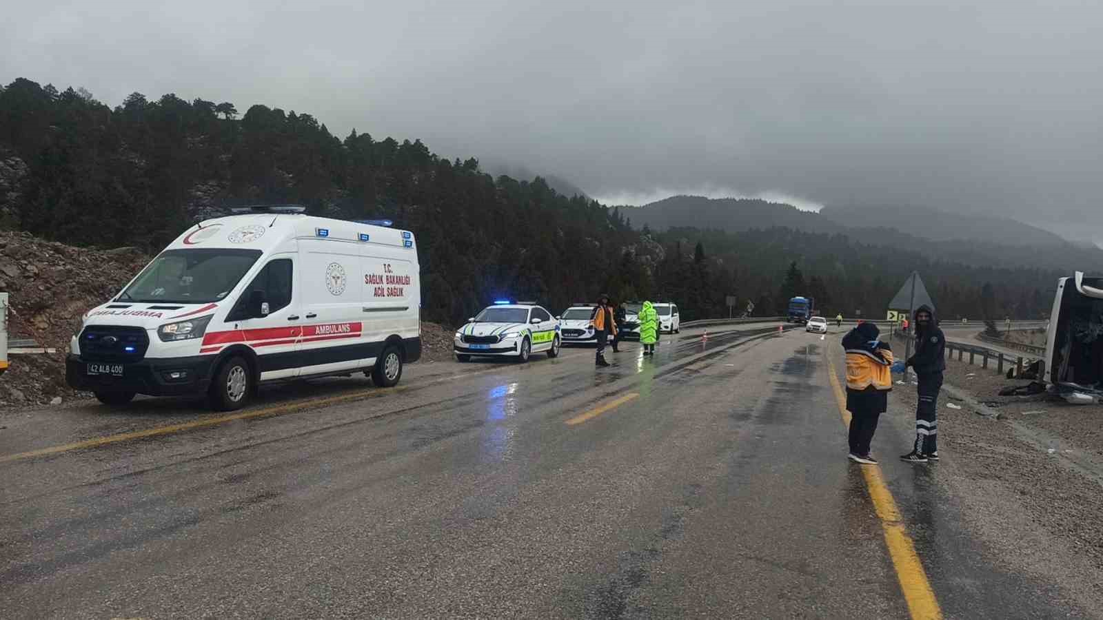 Konya’da yolcu otobüsü devrildi: 15 yaralı
