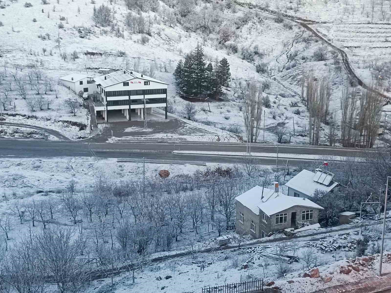 Konya’nın Hadim ilçesi beyaza büründü

