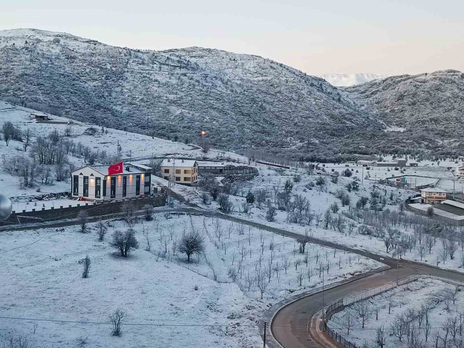 Konya’nın Hadim ilçesi beyaza büründü

