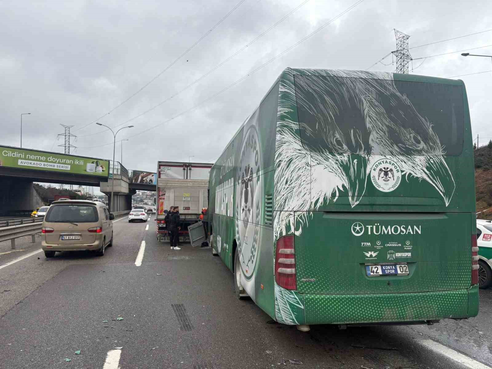 Konyaspor U-19 futbol takımını taşıyan otobüs kaza yaptı: 3 yaralı
