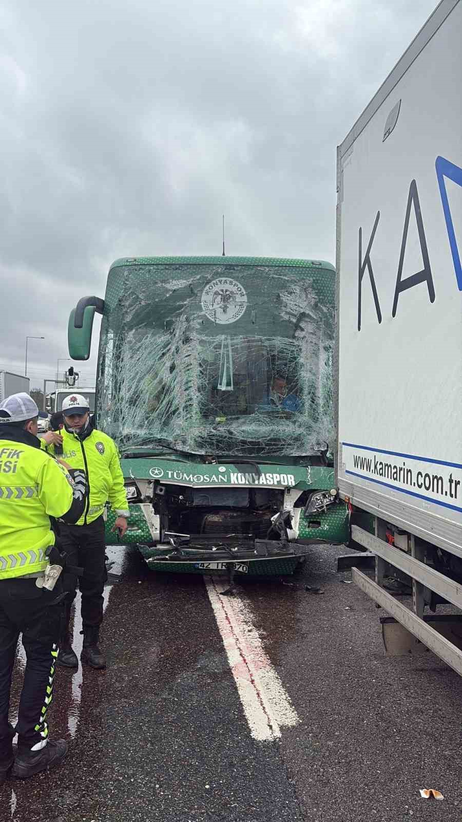 Konyaspor U-19 futbol takımını taşıyan otobüs kaza yaptı: 3 yaralı
