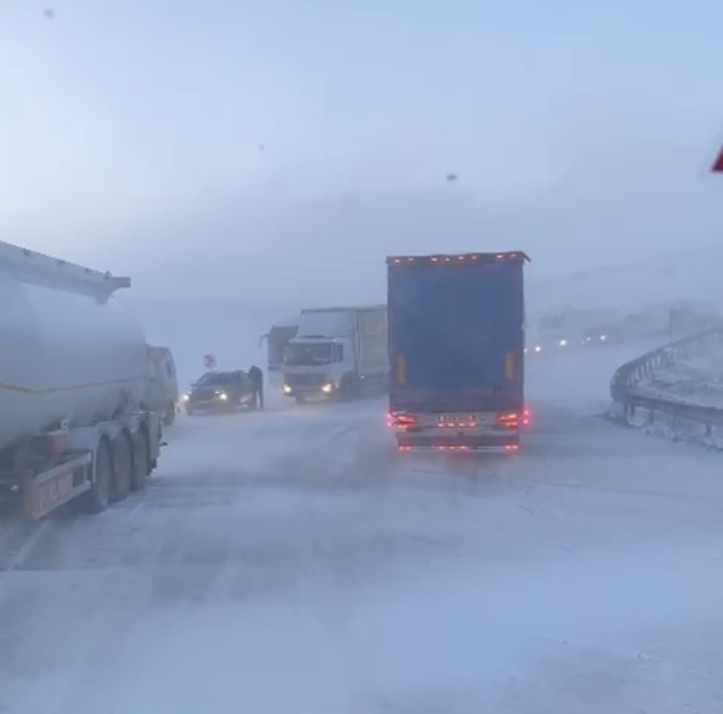 Kop Dağı Geçidi yoğun kar ve tipi nedeniyle ulaşıma kapandı
