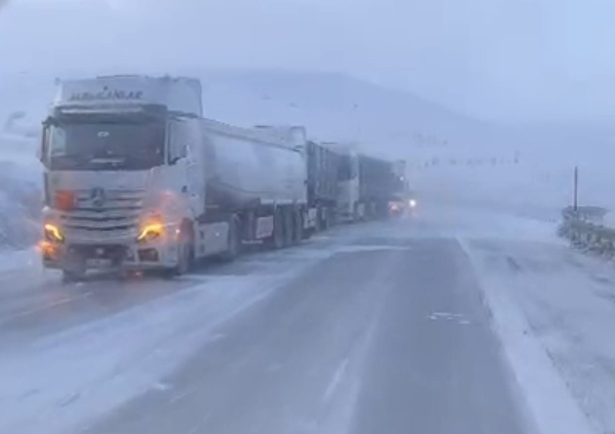 Kop Dağı Geçidi yoğun kar ve tipi nedeniyle ulaşıma kapandı
