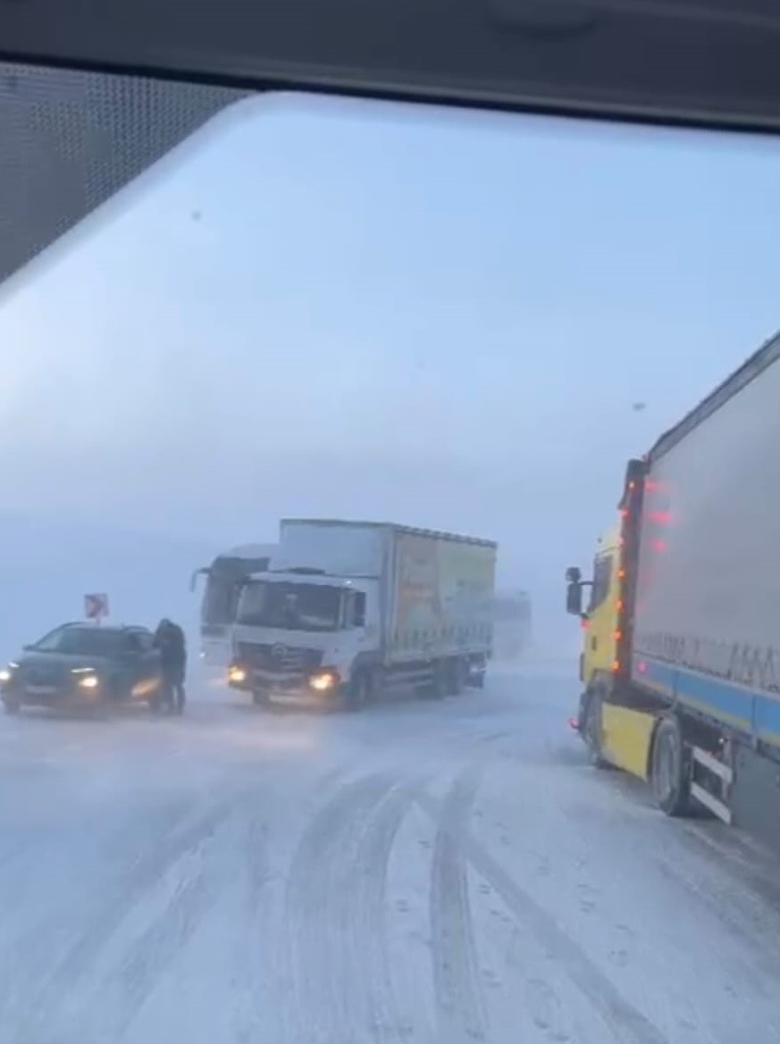 Kop Dağı Geçidi yoğun kar ve tipi nedeniyle ulaşıma kapandı
