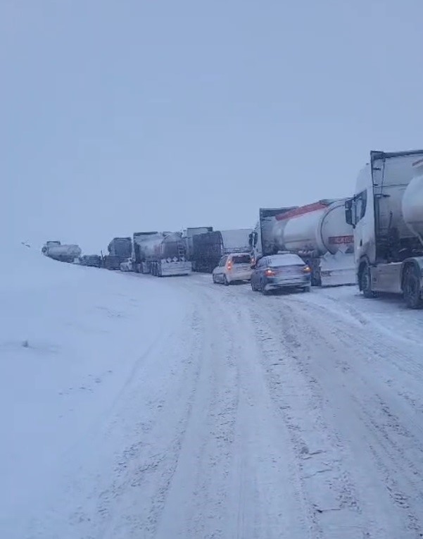 Kop Dağı Geçidi’nde tipi nedeniyle araçlar yolda kaldı
