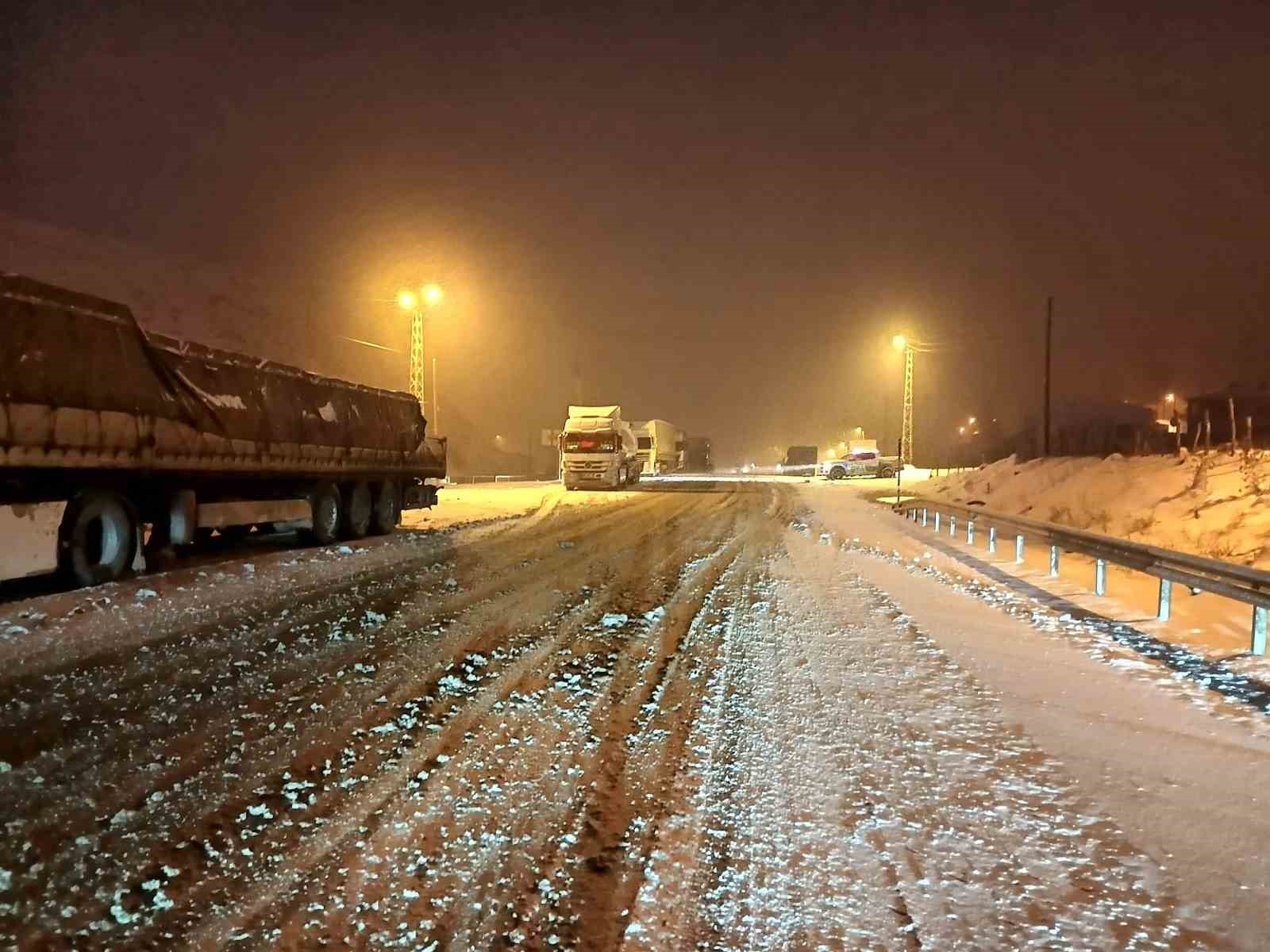 Kop Geçidi’nde ulaşım yeniden sağlandı
