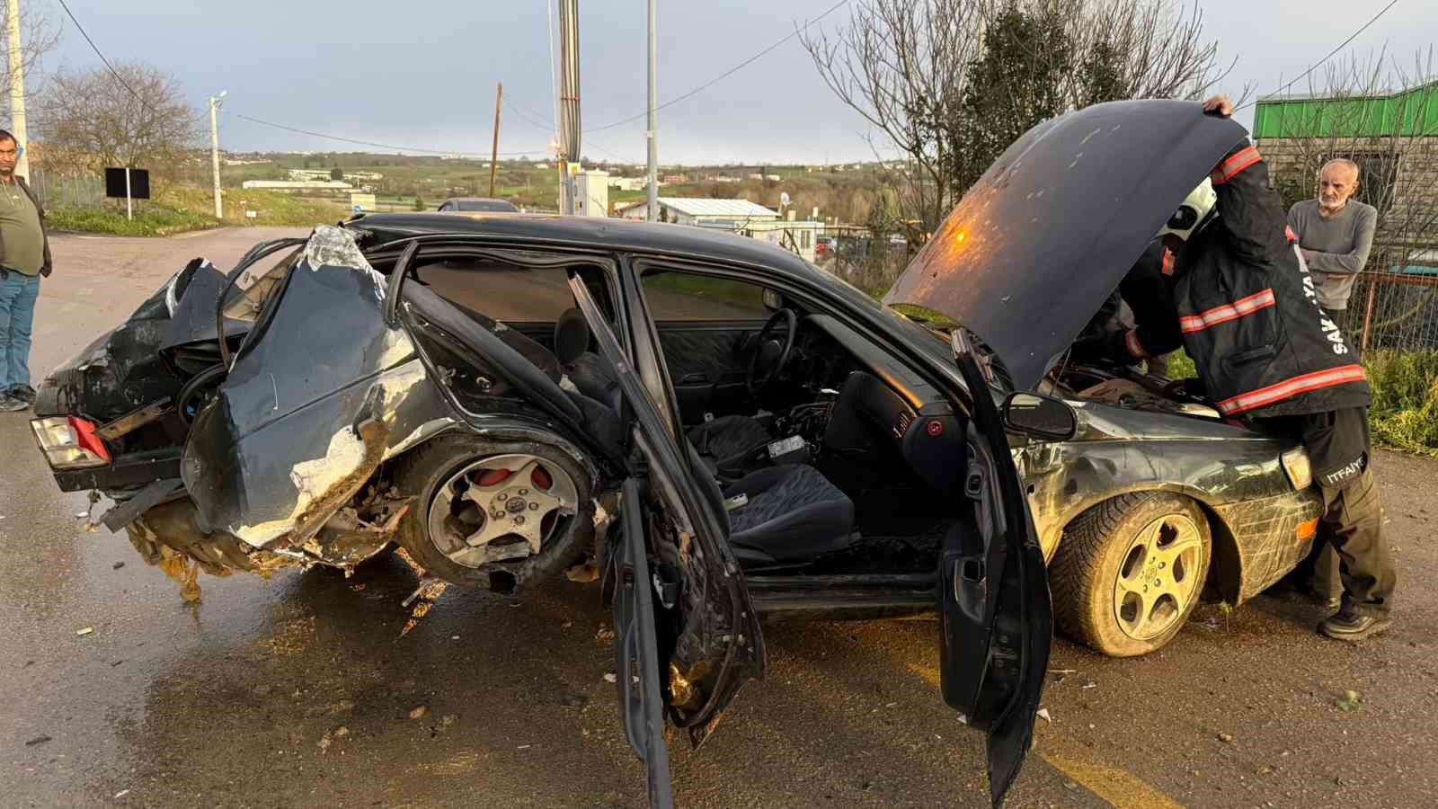 Köpeğe çarpmamak için direksiyon kırdı: Duvara çarparak durabildi
