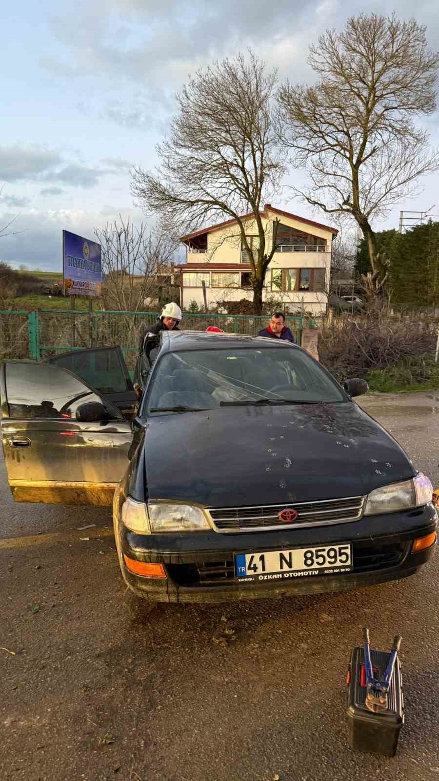 Köpeğe çarpmamak için direksiyon kırdı: Duvara çarparak durabildi
