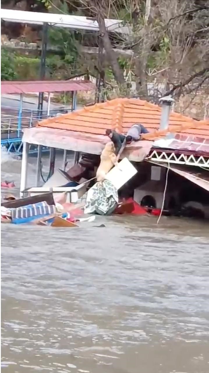 Köpeğini sel sularından kurtaran sahibi o anları anlattı

