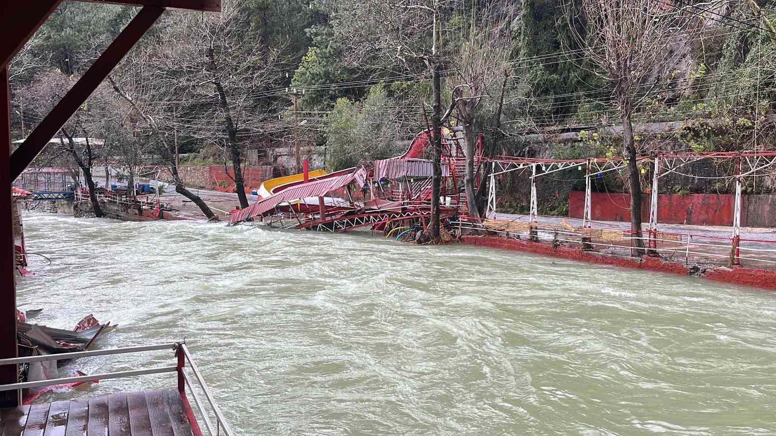 Köpeğini sel sularından kurtaran sahibi o anları anlattı
