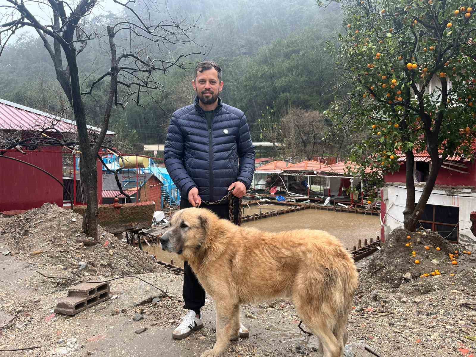 Köpeğini sel sularından kurtaran sahibi o anları anlattı
