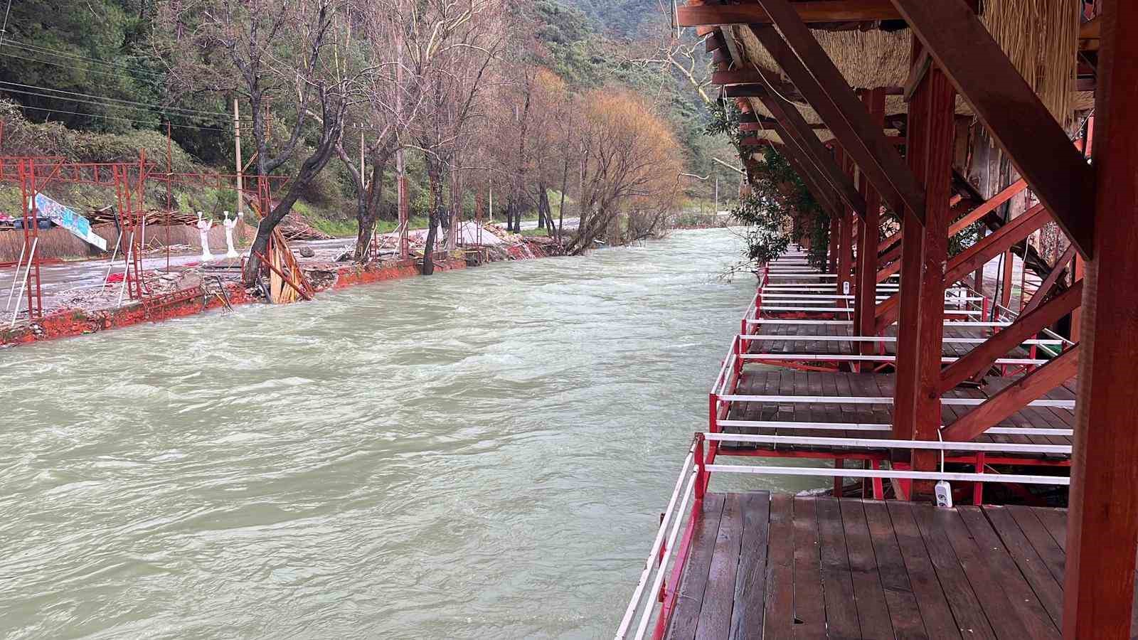 Köpeğini sel sularından kurtaran sahibi o anları anlattı
