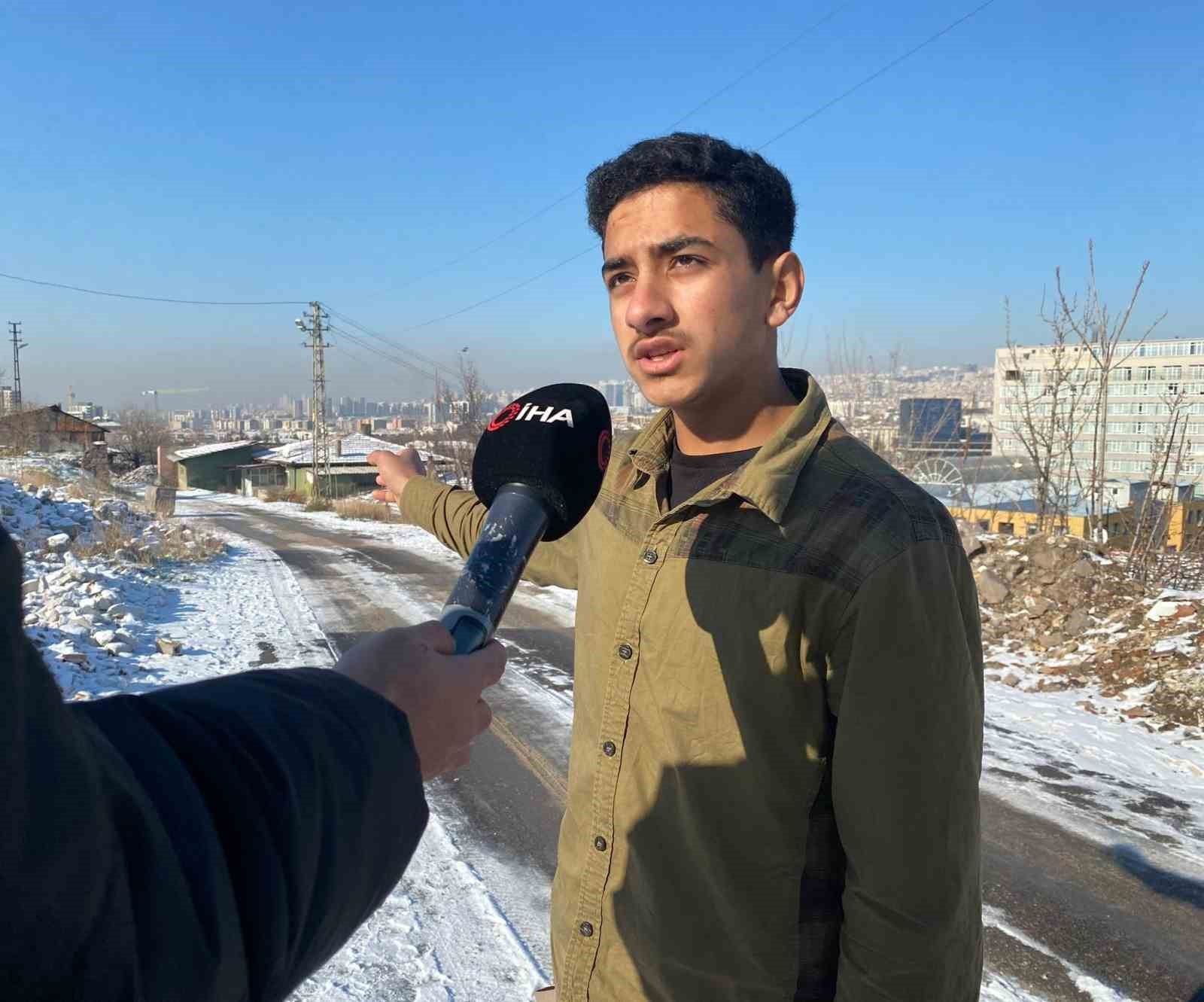 Köpeklerin saldırısına uğrayan çocuğu kurtaran komşu: "10 saniye daha geç kalsaydım çocuğun anca parçalarını bulabilirlerdi"
