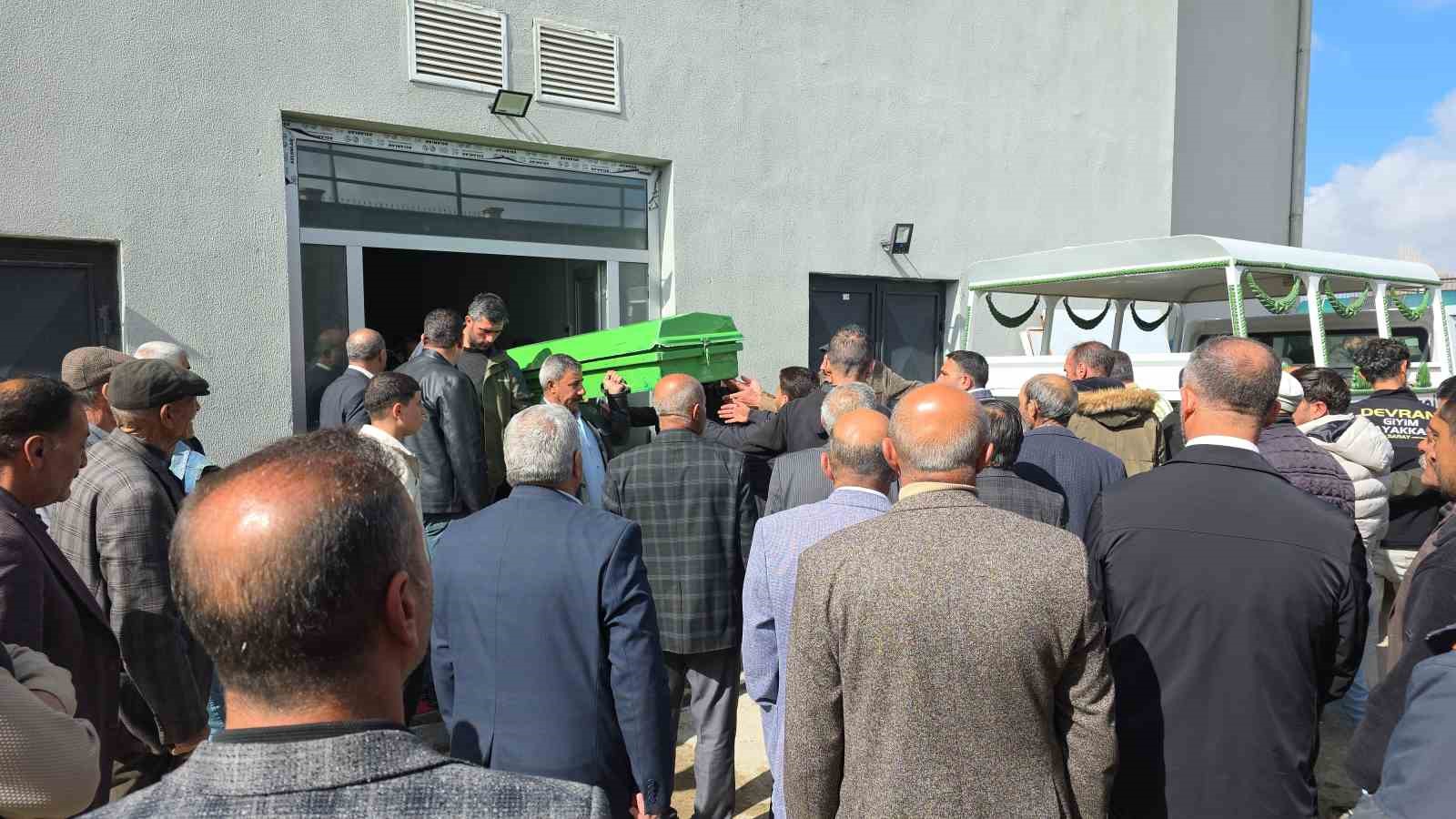 Köpeklerin saldırısında ölen çocuk toprağa verildi
