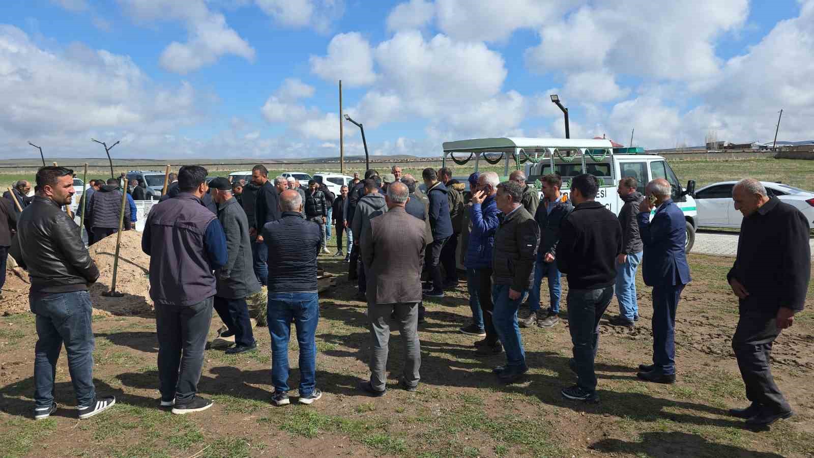 Köpeklerin saldırısında ölen çocuk toprağa verildi
