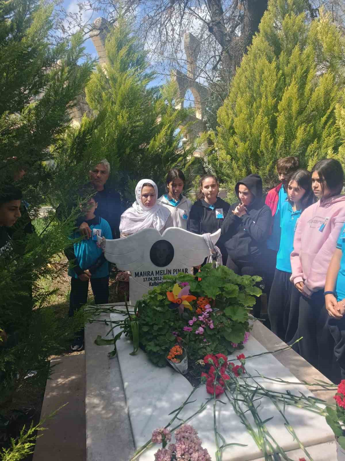 Köpekten kaçarken kamyonun altında kalarak ölmüştü, sınıf arkadaşlarının vefası anneyi duygulandırdı
