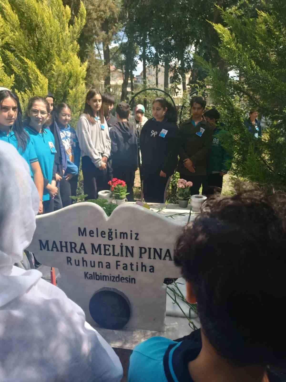 Köpekten kaçarken kamyonun altında kalarak ölmüştü, sınıf arkadaşlarının vefası anneyi duygulandırdı
