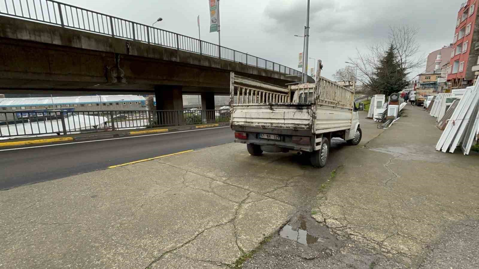 Köpekten kaçmaya çalışan üniversite öğrencisine belediye otobüsü çarptı
