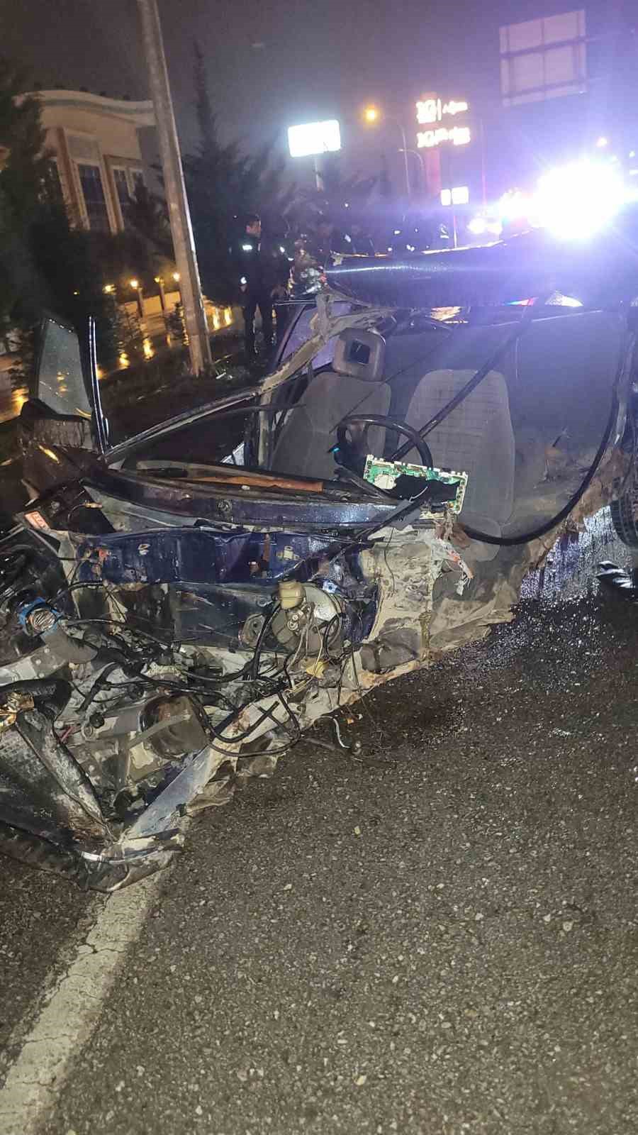 Köprü bariyerlerine çarparak parçalanan otomobilin sürücüsü hayatını kaybetti
