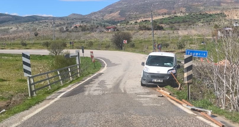 Köprü demirleri araca saplandı: 1 yaralı
