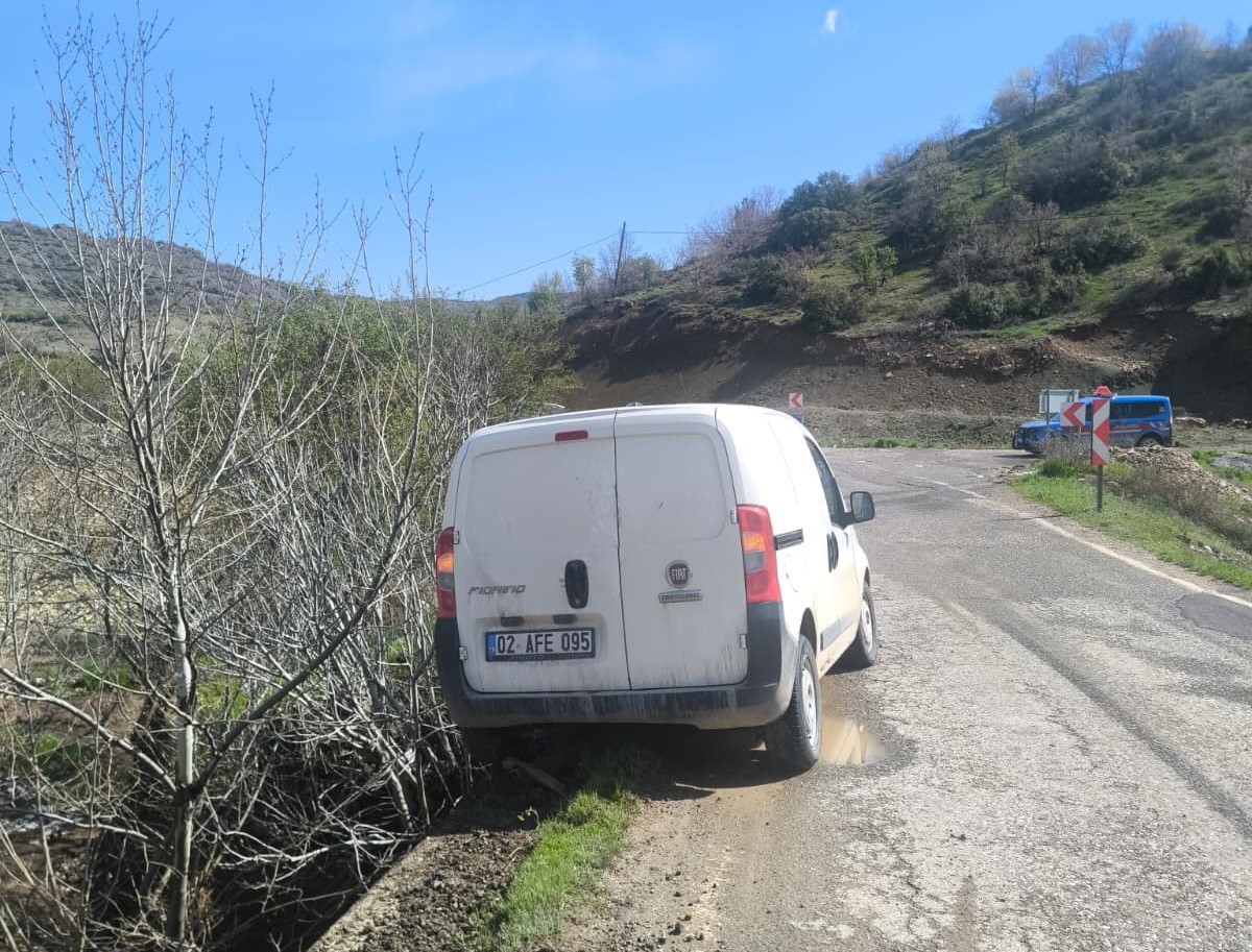 Köprü demirleri araca saplandı: 1 yaralı
