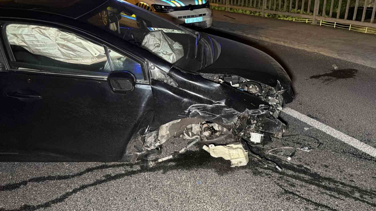 Köprü korkuluklarına çarpan otomobil hurdaya döndü: 3 yaralı
