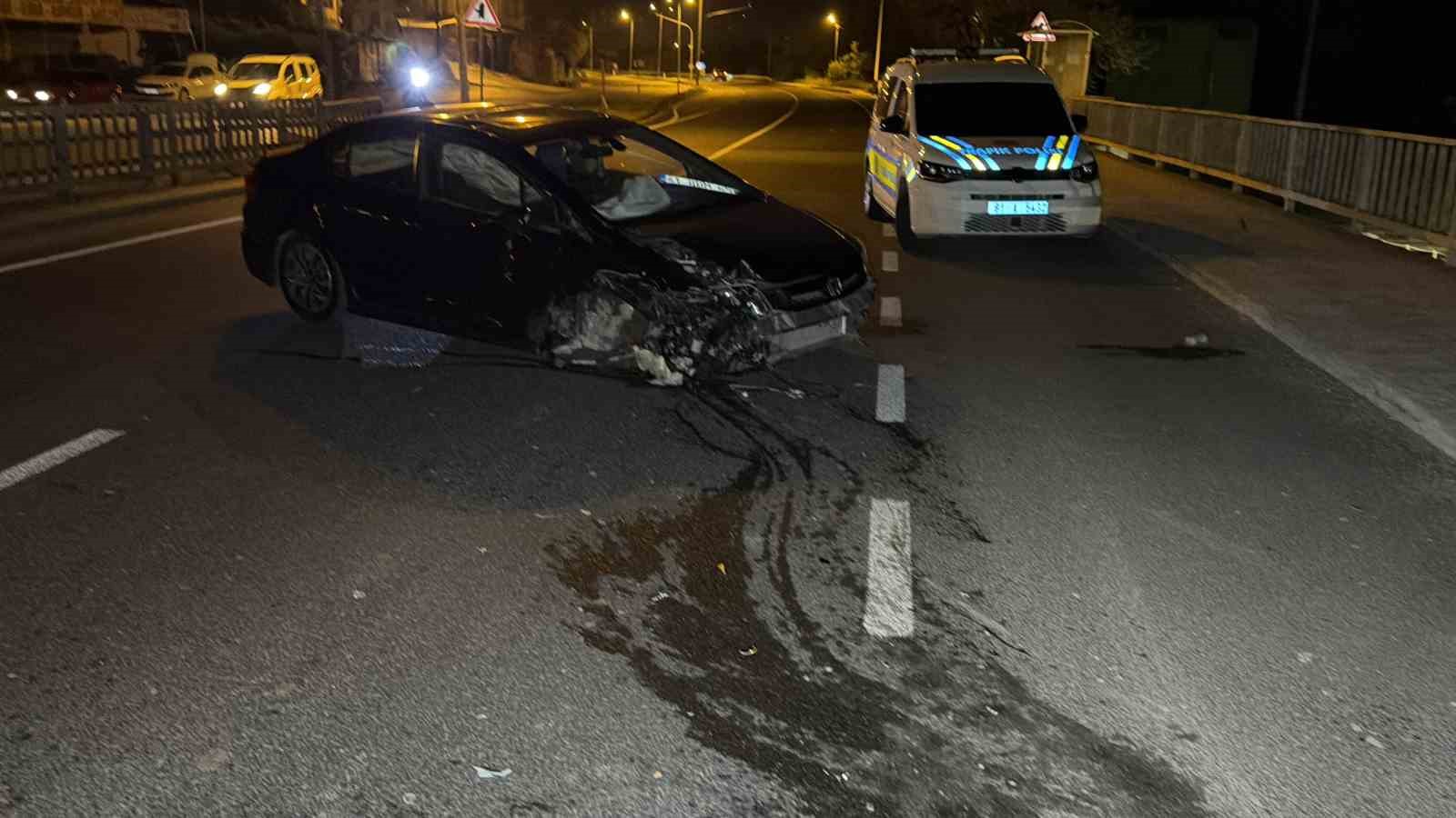 Köprü korkuluklarına çarpan otomobil hurdaya döndü: 3 yaralı
