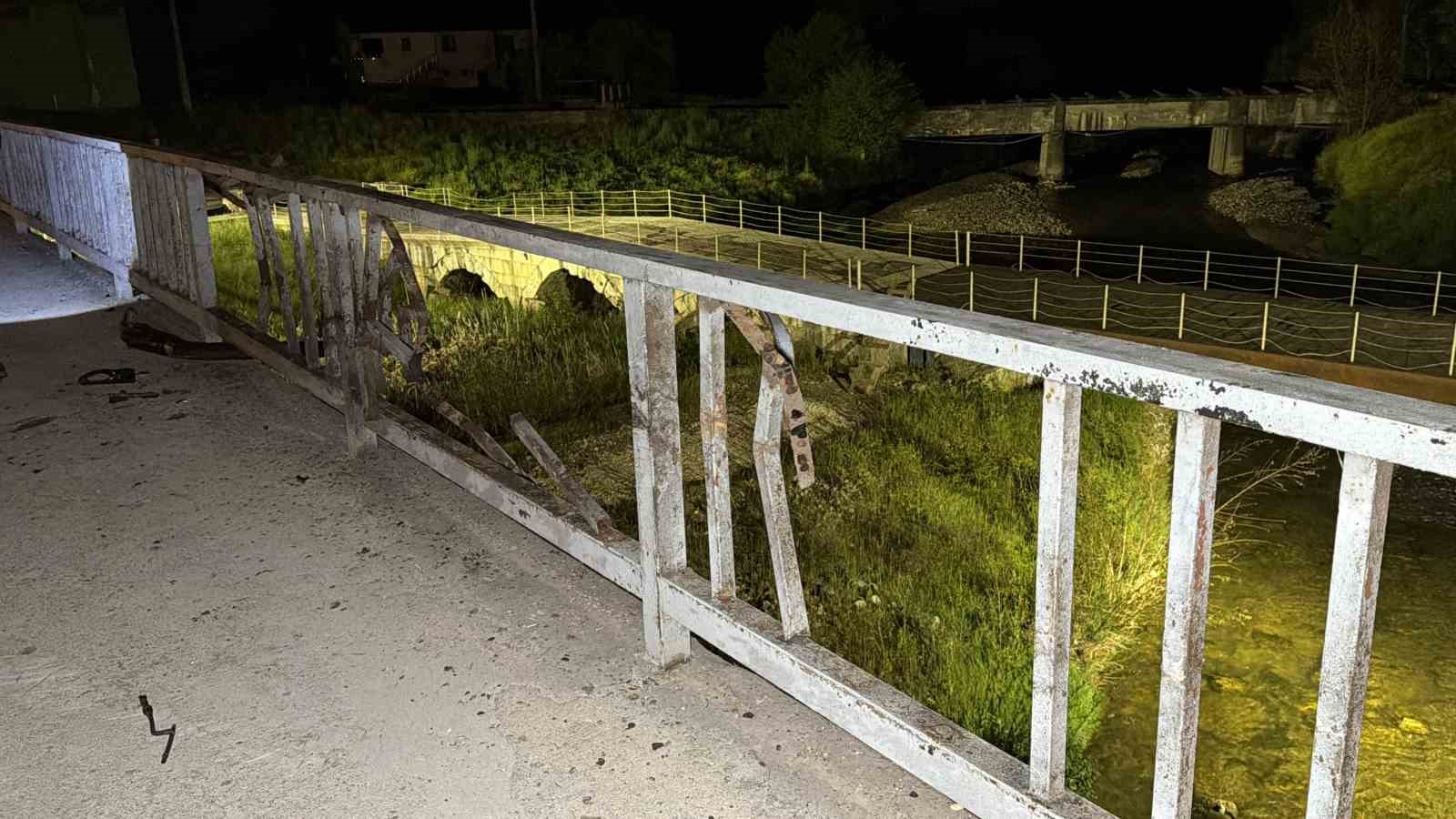 Köprü korkuluklarına çarpan otomobil hurdaya döndü: 3 yaralı
