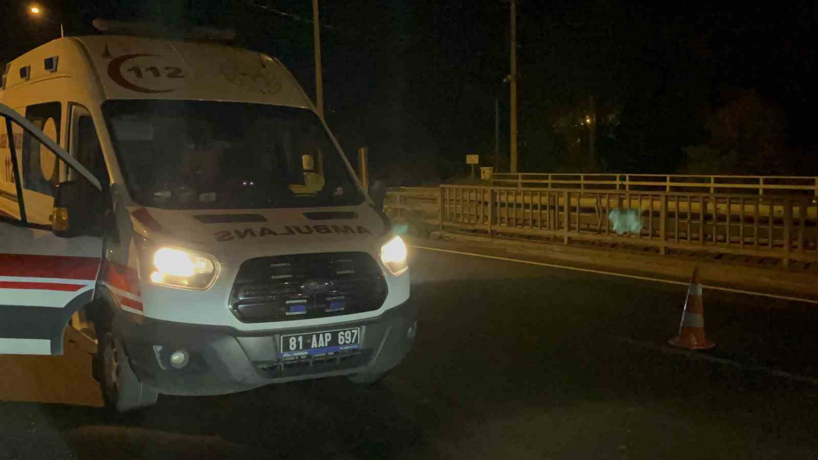 Köprü korkuluklarına çarpan otomobil hurdaya döndü: 3 yaralı
