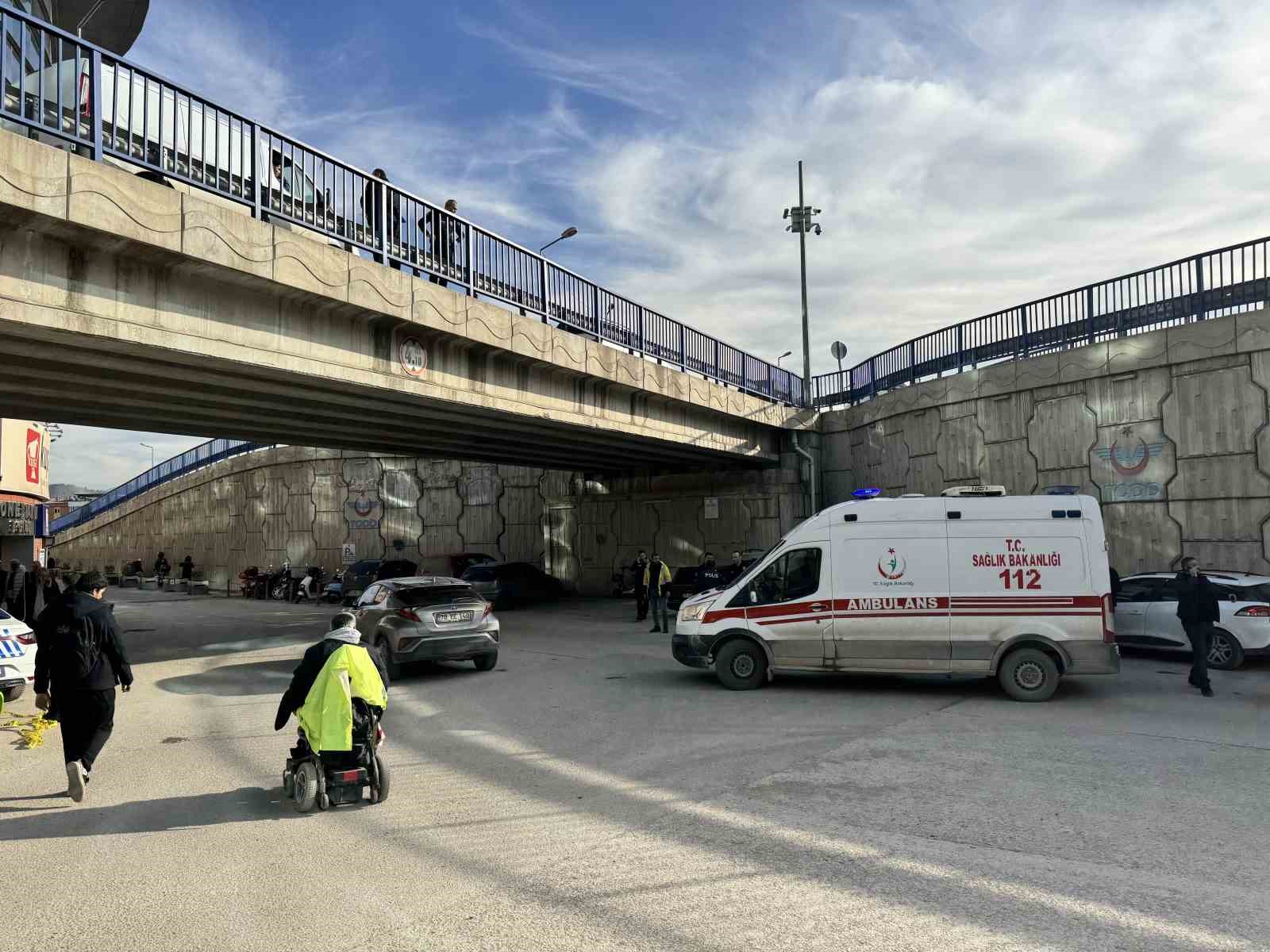 Köprüde can pazarı: Tutunamayınca yere düştü
