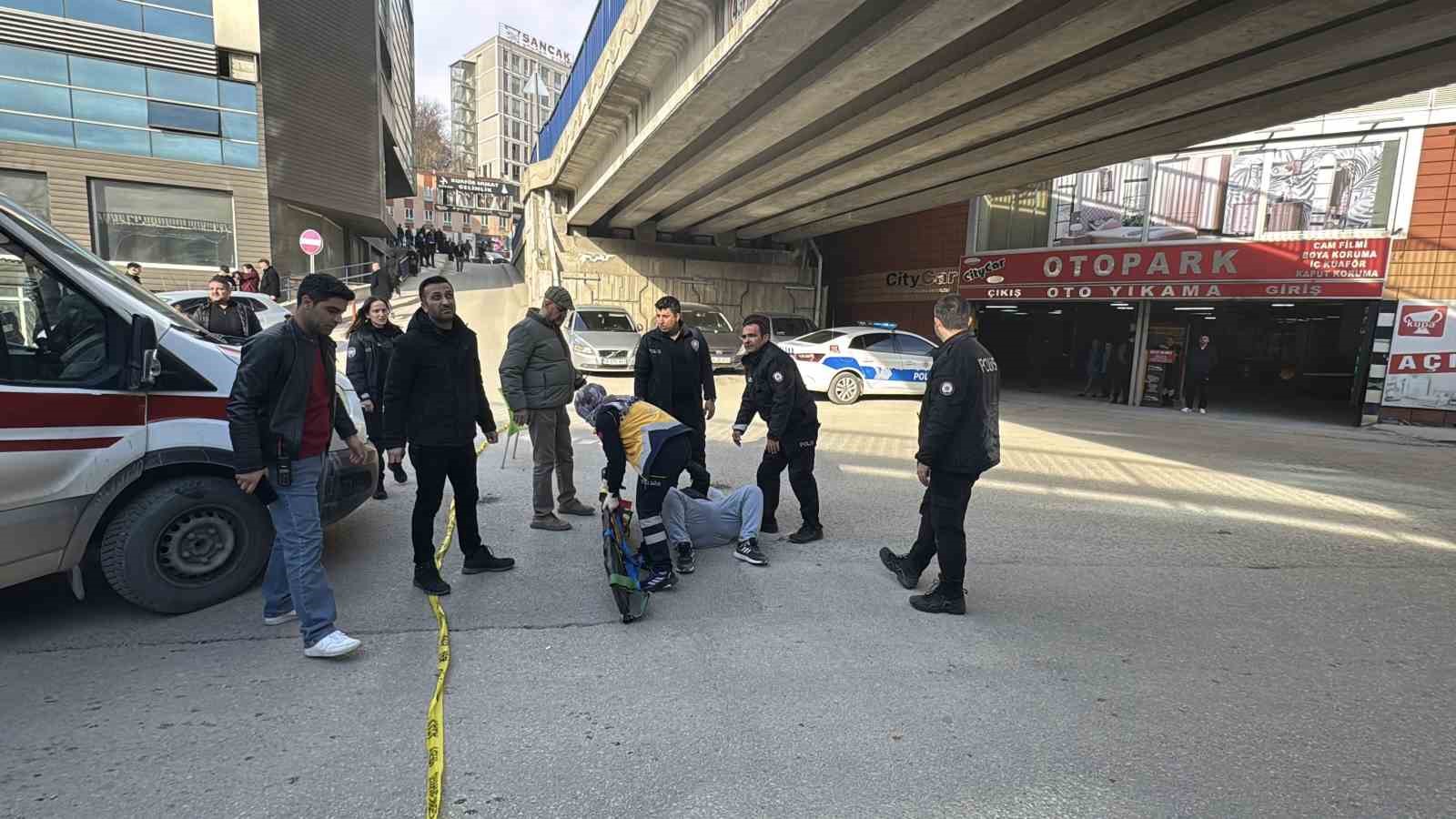 Köprüde can pazarı: Tutunamayınca yere düştü
