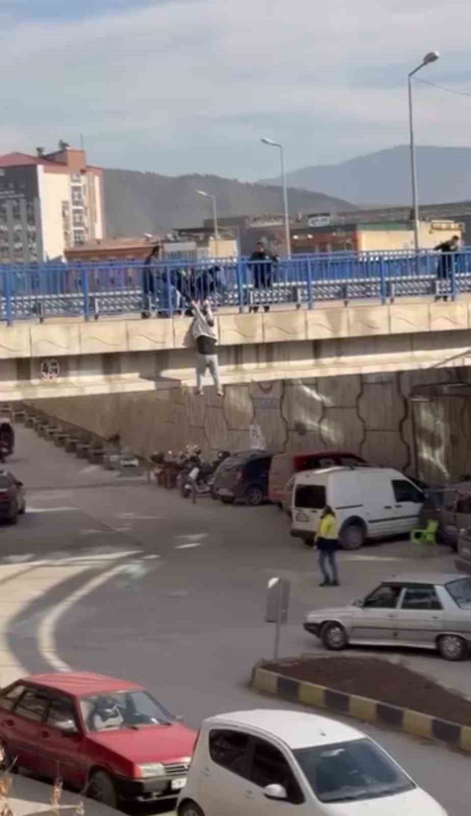 Köprüde can pazarı: Tutunamayınca yere düştü
