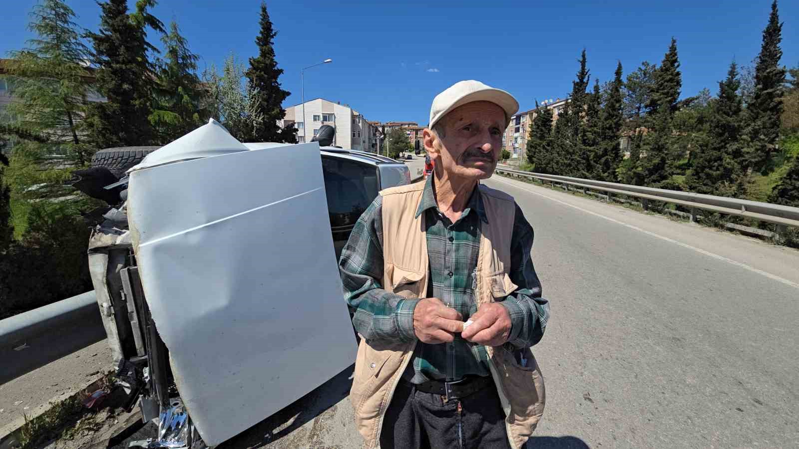 Köprüde kontrolden çıkan otomobil yan devrildi: Sürücü yara almadan kurtuldu
